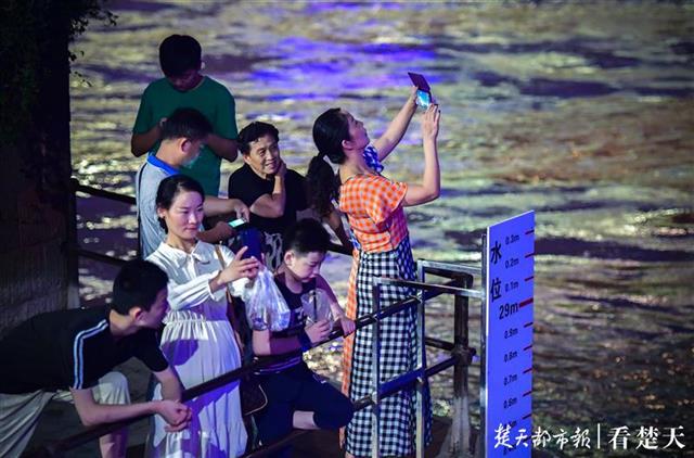 |长江大桥下拆除最后两根“封江”钢柱