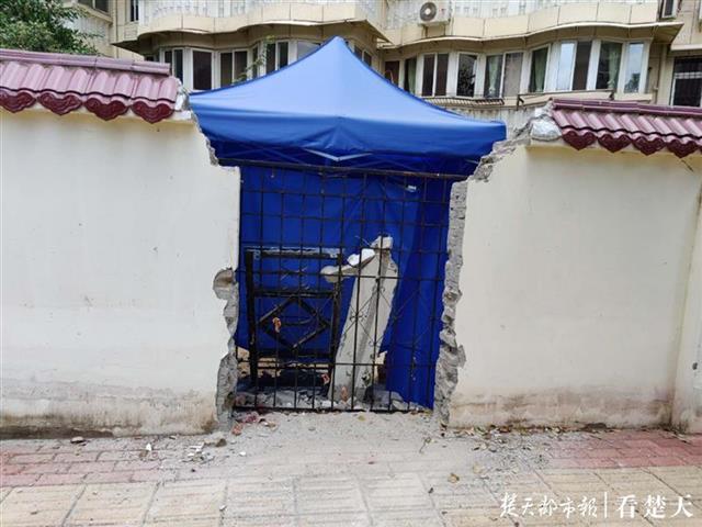 |一楼住户私自在小区围墙打洞，城管公安介入后恢复原貌
