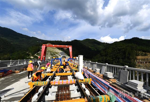 |郑万高铁保康段展开无砟轨道施工