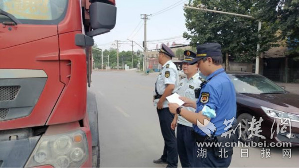 |两台超限大货车正午“闯关”被查