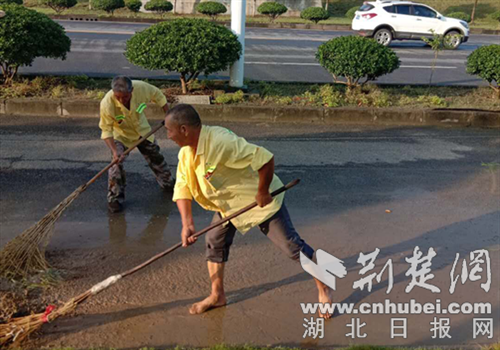 |襄阳高新区环卫工人撸起袖子挽起裤腿扫雨污