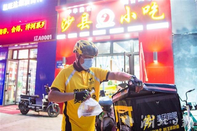 |武汉夜间“吃货”越来越多 近四成商家凌晨之后仍在营业