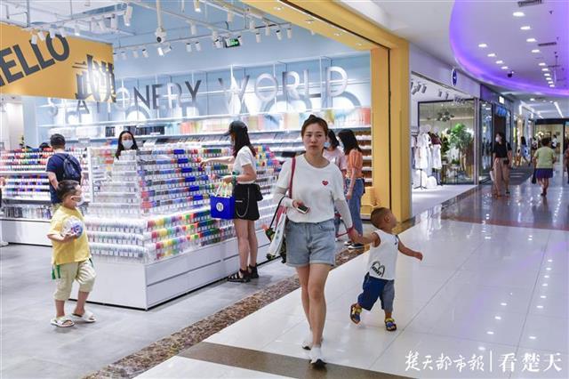 |“蹭凉族”搅热江城夏日经济