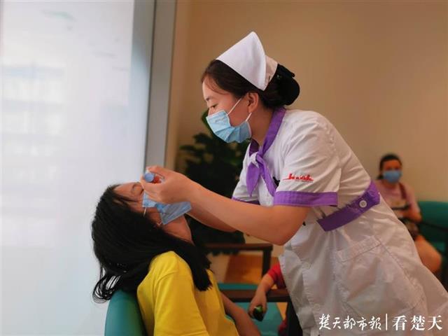 |宅家上网课、玩手机，12岁女孩双眼视力从1.2掉到0.25