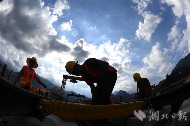 |郑万高铁保康段展开无砟轨道施工