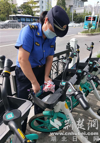 |襄阳高新城管清除共享单车“牛皮癣”