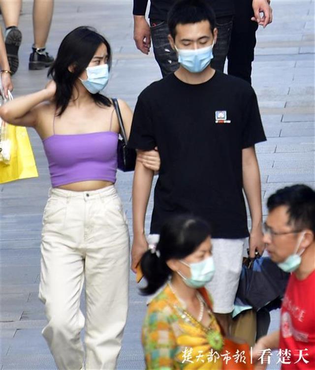 |武汉迎来热辣夏日，汉街喷水雾降温