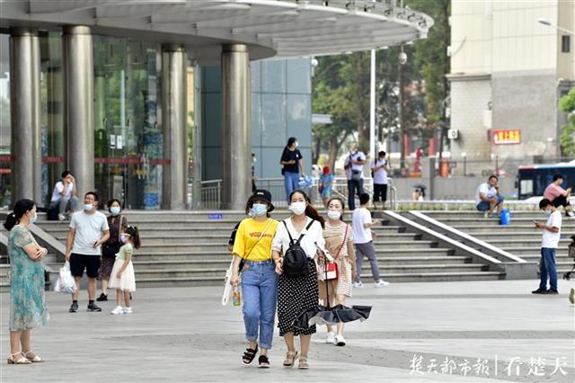 |武汉的大学生陆续返程，光谷步行街开启人来人往模式
