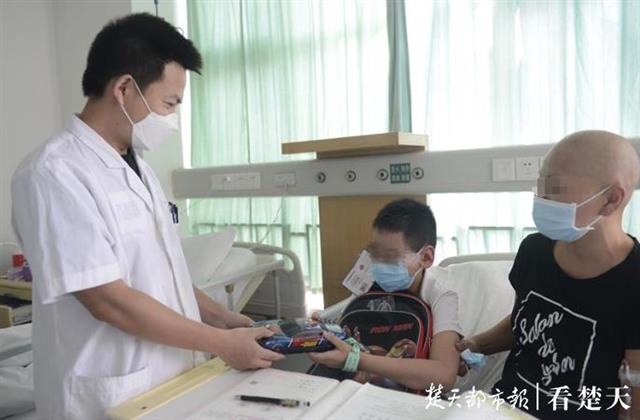 |贫寒单亲妈妈患乳腺癌，医护人员捐款相助，专家提醒：40岁以上女性每年做钼靶筛查