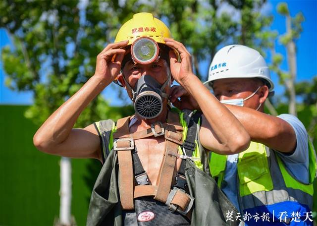 |烈日下的劳动者：光着膀子戴着防毒面具清淤疏捞（组图）