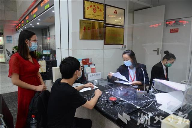 |武汉市民之家首个“周六不休”：全天办件229件