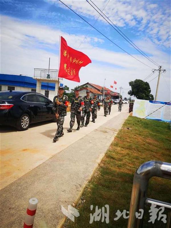 |斧头湖嘉鱼围堤的军人本色