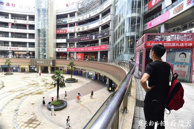 武汉的大学生陆续返程，光谷步行街开启人来人往模式