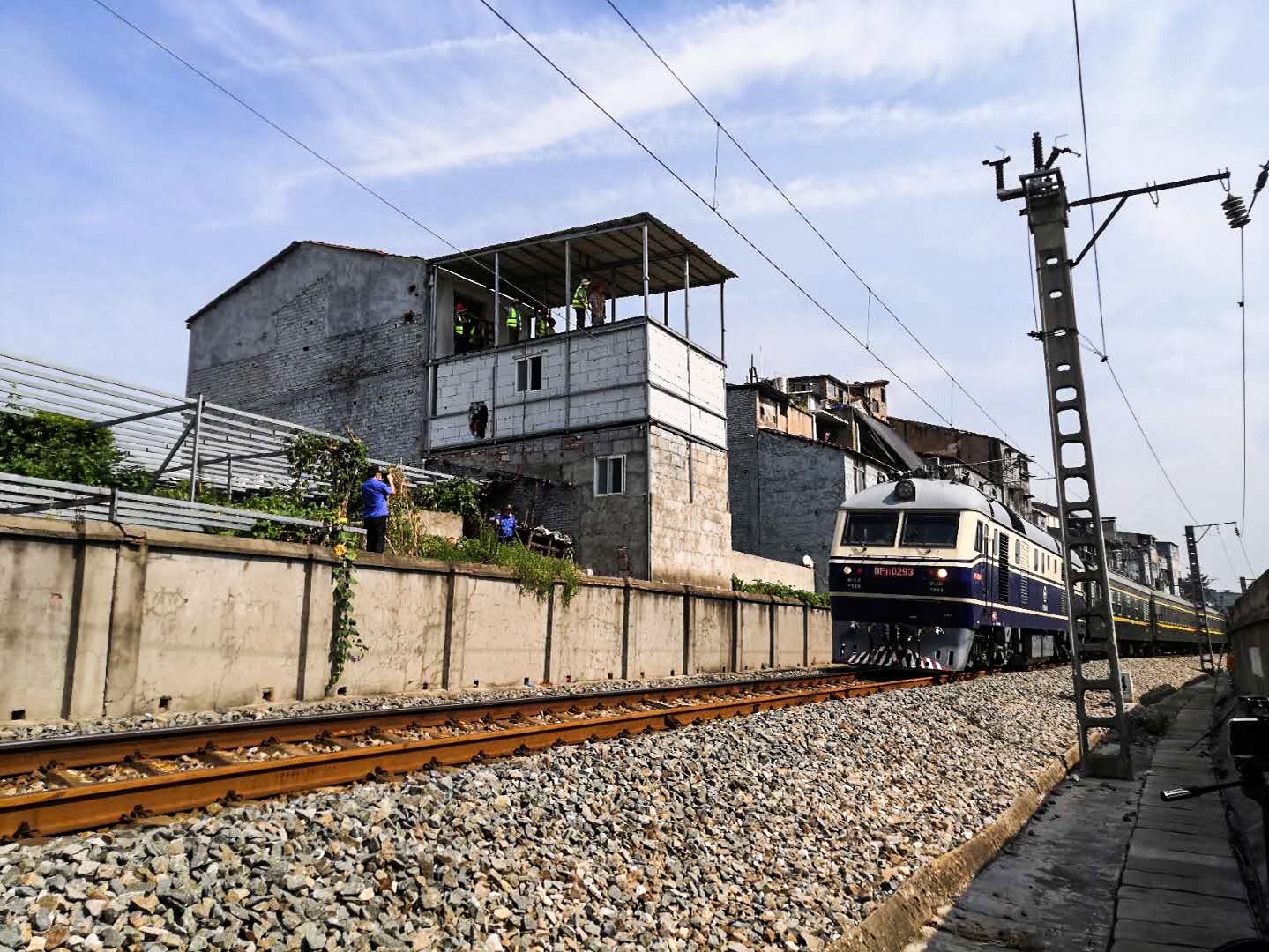 |城管执法人员拆违铁路人员当岗哨 距京广铁路仅3米的违建房被拆除