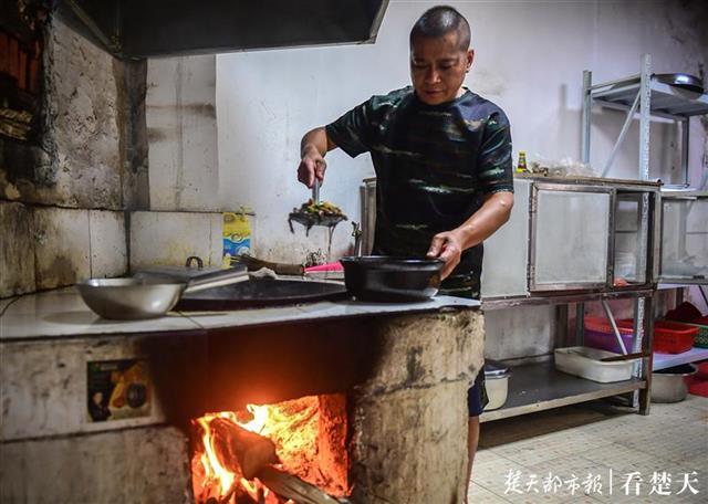 |正午“抢”鸡蛋，进山采板栗，“私厨教练”背后的汗水结成白霜