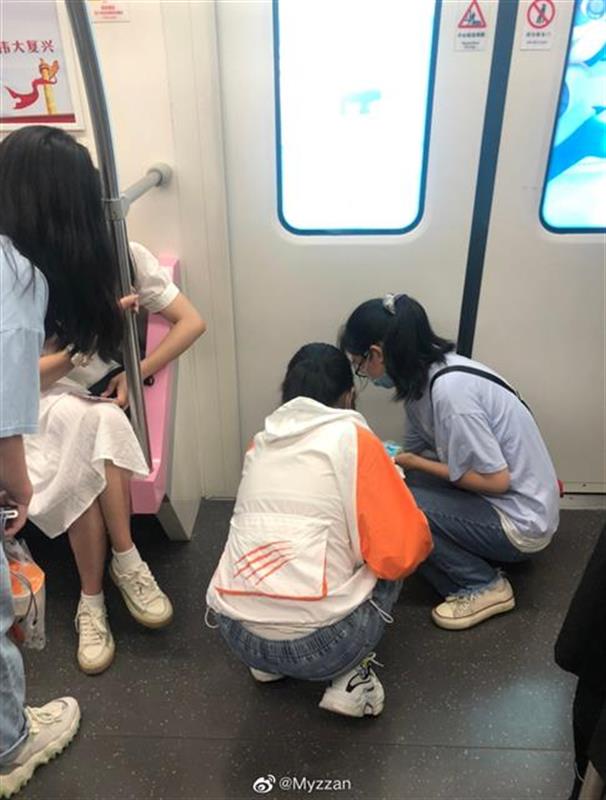 |女生地铁车厢内吐了一地，陌生婆婆帮忙一起清理