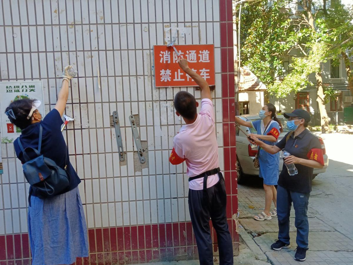 |劳动街道长江委社区开展“下沉党员树先锋 美化家园我先行”党员志愿服务活动