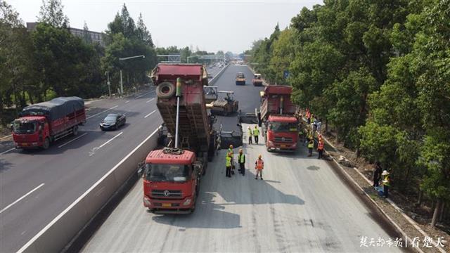 |出城方向完成沥青摊铺已开放交通，107国道东西湖段完工进入倒计时