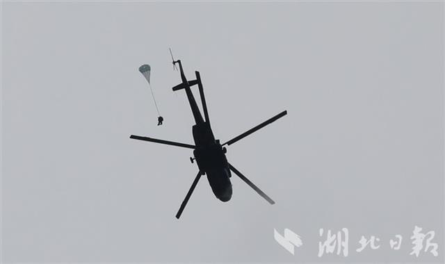 |1200高空伞降直落靶心，“空降排”项目定点跳伞中国参赛队夺得第二名