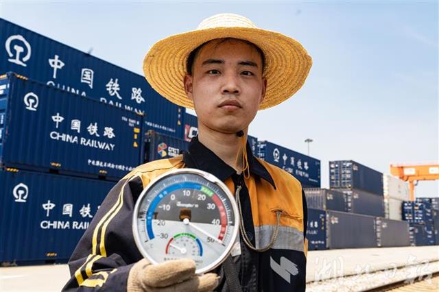 |烈日下，他们挥汗如雨保障中欧班列安全正点开行