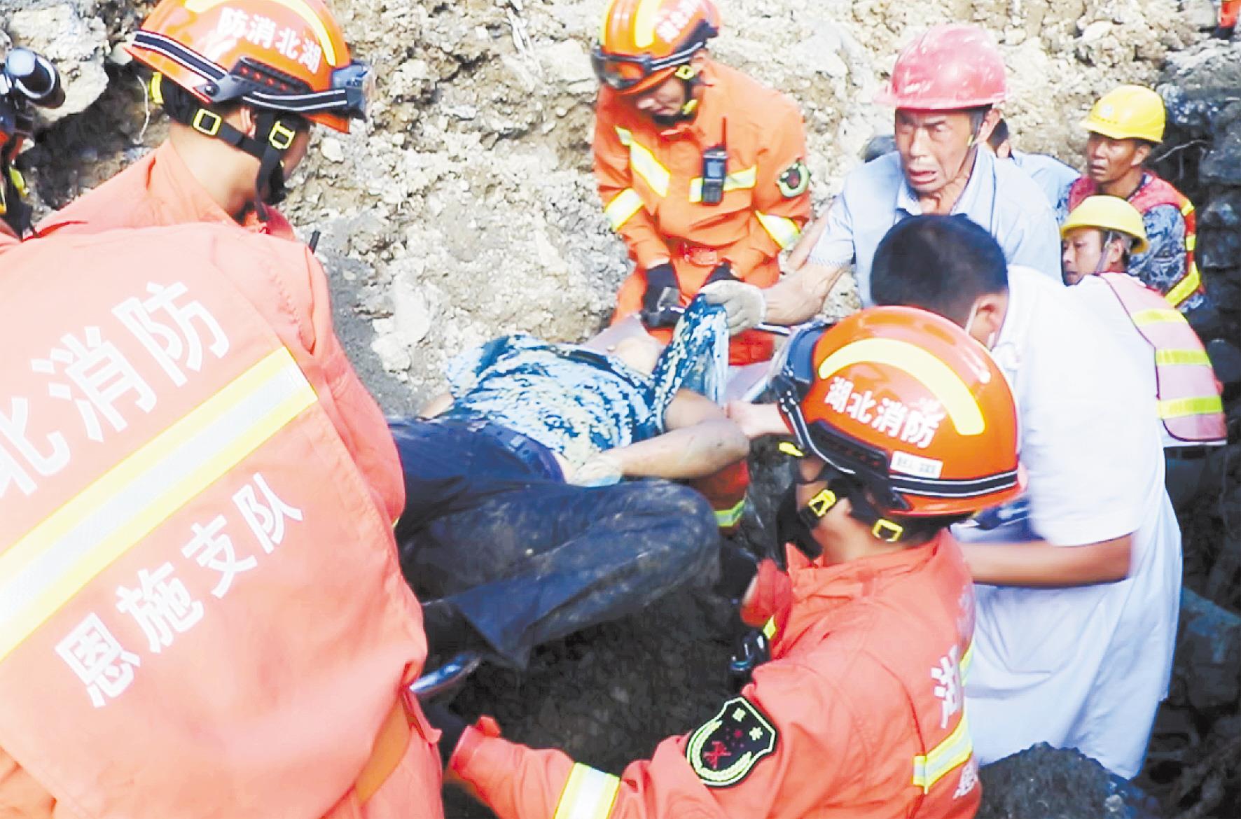 |咸丰工地塌方两人被埋消防员锹挖手刨救出伤者