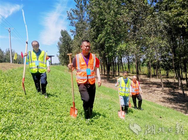 |酷暑高温 党员干部坚守在防汛岗位