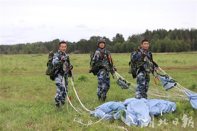 |1200高空伞降直落靶心，“空降排”项目定点跳伞中国参赛队夺得第二名