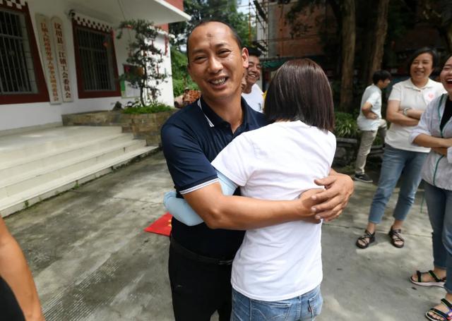 |“川汉一家亲，武汉感恩您！” 时隔半年，武汉志愿者募集物资回赠汶川恩人