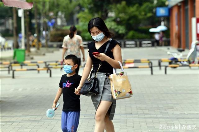 |云挡住阳光的热情，煦风下出行显轻松