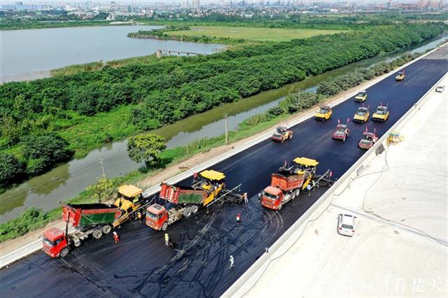 |地表温度52℃+！东四环建设者烈日下摊铺沥青，冲刺12月贯通