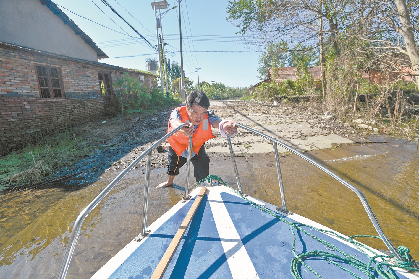 |划船上班帐篷办公武汉民警江中护平安