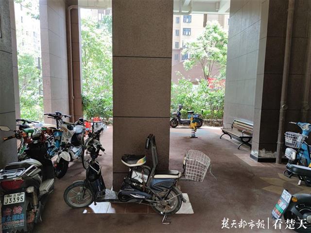 |电动车停满架空层，小区盼增设停车棚