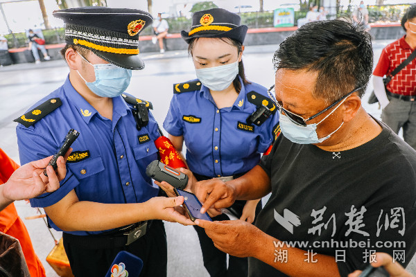 |乱扔烟头罚款50元 汉口火车站集中整治不文明行为