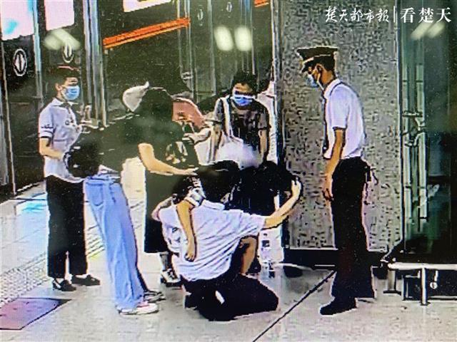 |乘客中暑晕倒在地铁上，值班站长跪地施救十分钟