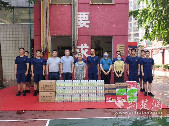 |武昌汉成里社区建军节慰问送清凉致敬“最可爱的人”