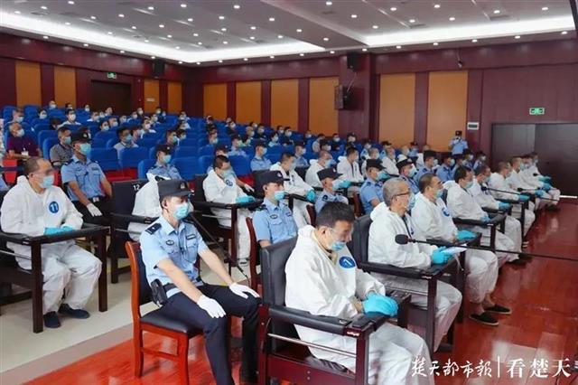|非法敛财4000多万！“套路贷”涉黑团伙18人认罪认罚