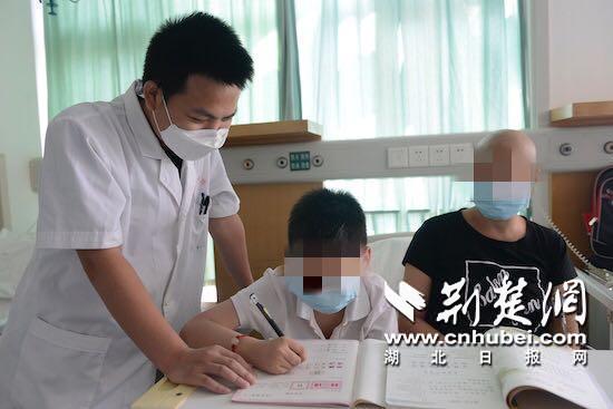 |10岁男孩边陪护患癌母亲边学习 医护人员备受感动热心相助