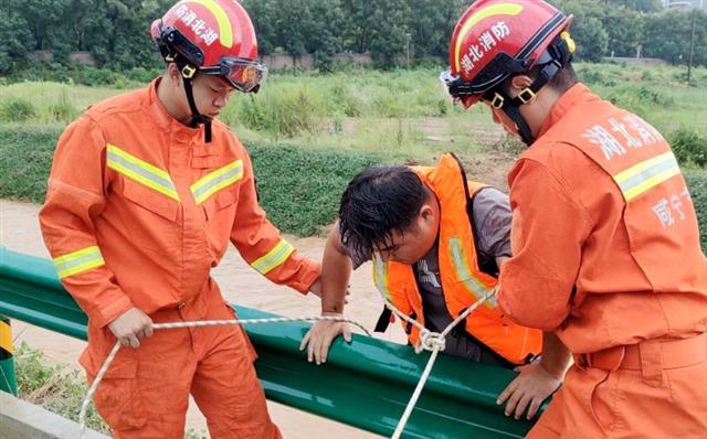 |惊险！湍急洪流中，“生命之桥”摆渡救人
