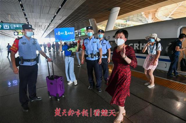 |恩人回来了！百名援鄂医疗队员代表将畅游湖北