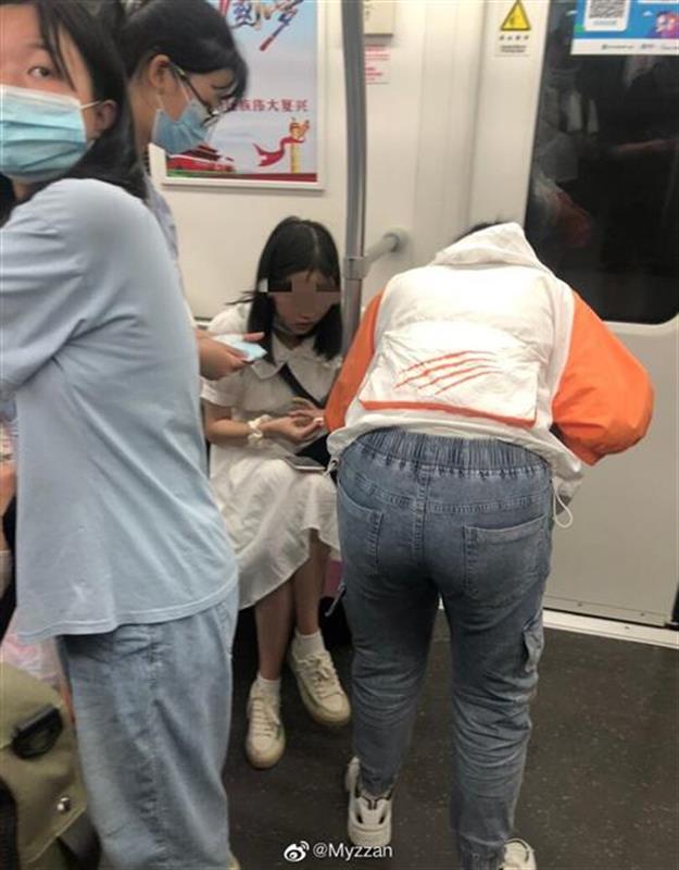 |女生地铁车厢内吐了一地，陌生婆婆帮忙一起清理