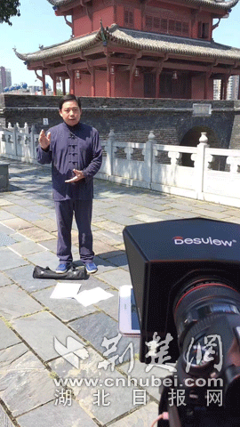 |超37度高温下 武汉一高校教师为学生拍视频素材