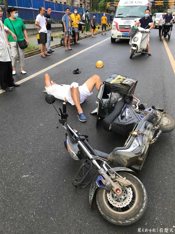 |前方电动车掉头，外卖骑手急刹车避让摔伤