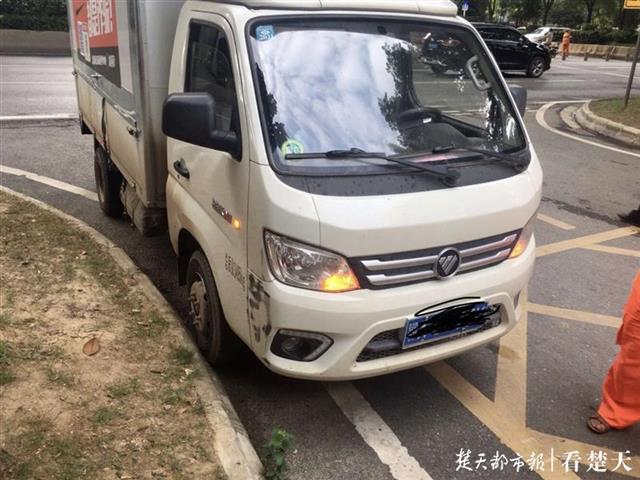 |奥迪追尾撞上货车，隔夜酒后劲十足！