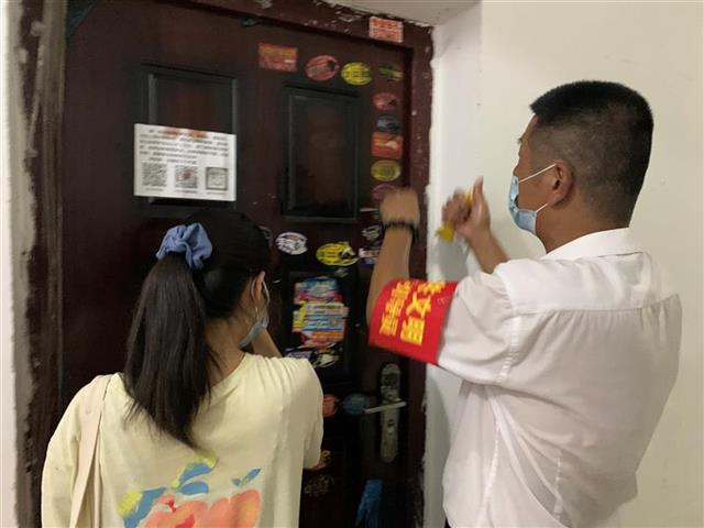 |小区住户门贴满小广告，物业社区已着手清理，还装上了人脸识别系统！