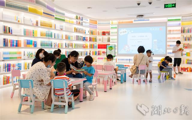 |纳凉消暑享书香