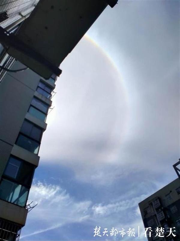 1号站代理开户美翻了!江夏区上空出现日晕美景