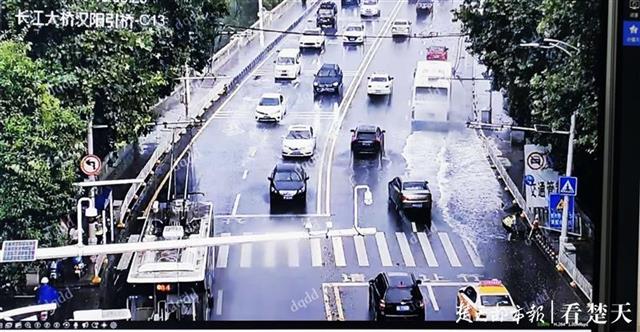 |突降暴雨！大桥头公交车站积水，交警撸起裤脚徒手扒通下水道