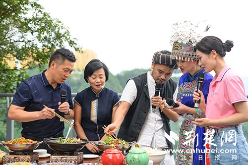 |中国山水组合首场户外山水直播在利川喊“凉”