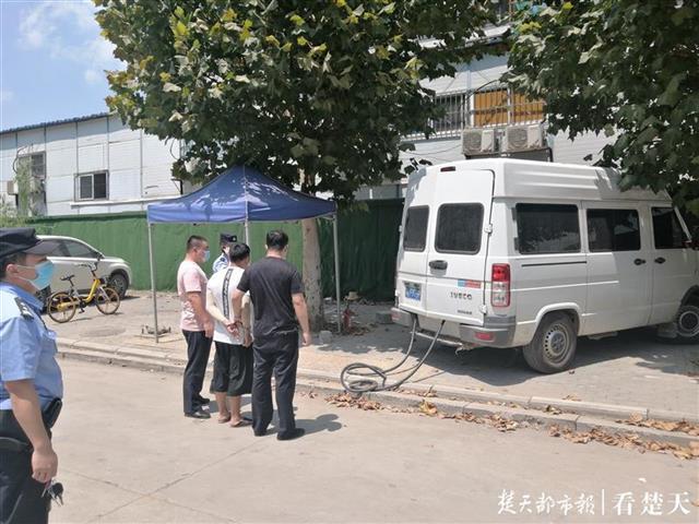 |黑加油车藏身断头路，民警现场抓获涉事男子