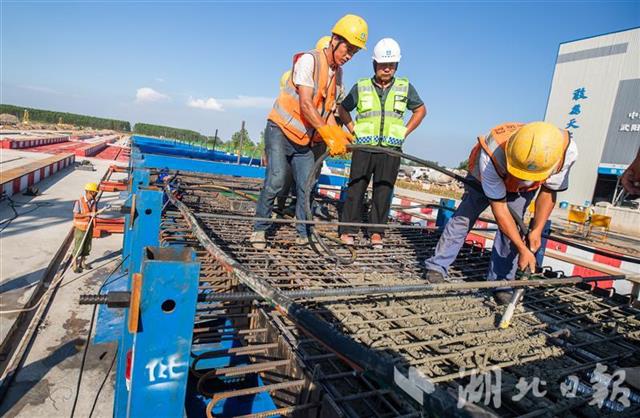 |武阳高速鄂州段首榀箱梁浇筑成功（组图）